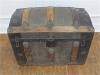 EALRY STEAMER TRUNK W/ TRAY DOME TOP 28X16X21