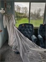 Vintage Wedding Dress & Veil (trailer) unknown