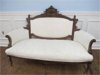 LARGE WHITE VICTORIAN COUCH VERY CLEAN SEE PHOTOS