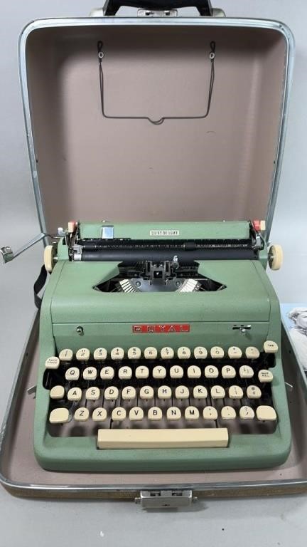 Vintage 50’s Royal Typewriter in Case.