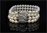 Pearl bracelet with a diamond & white gold clasp