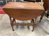 Ant. 1920's smaller drop leaf stand
