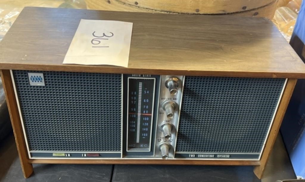 Ross RE-1050 vintage AM/FM radio