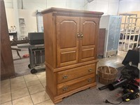 Armoire In Excellent Condition 40L x 60H