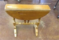 Vintage 27.5" x 25.5" Oval Drop Leaf Side Table