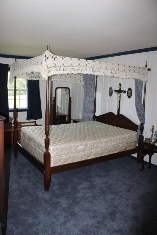 4-Poster Queen Size Canopy Bed w/ Canopy Lace