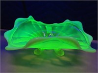 7" Ribbon Edge Uranium Glass Dish Green EXC