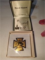 Royal Guard cuff links & gold colored pendant