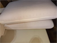 2 memory foam pillows