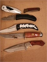 6 knives.  4 pen knives, Buffalo bill knife and M