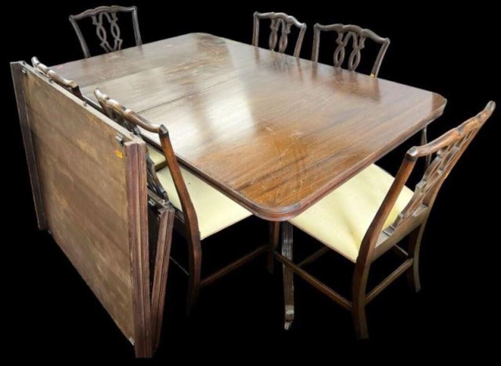 Mahogany Dining Table w/ 6 Chippendale Chairs.