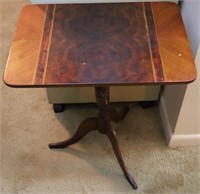 Vntg Wood Tilt Top Side Table