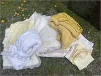 Bed spread and sheets Full?, 2 yellow blankets,
