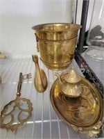 GROUP OF ASSORTED GLASS, KEY, PITCHER, URN, MISC
