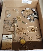 FLAT OF VARIOUS VTG. LADIES JEWELRY