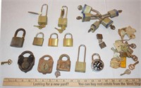 LOT - VINTAGE LOCKS & KEYS