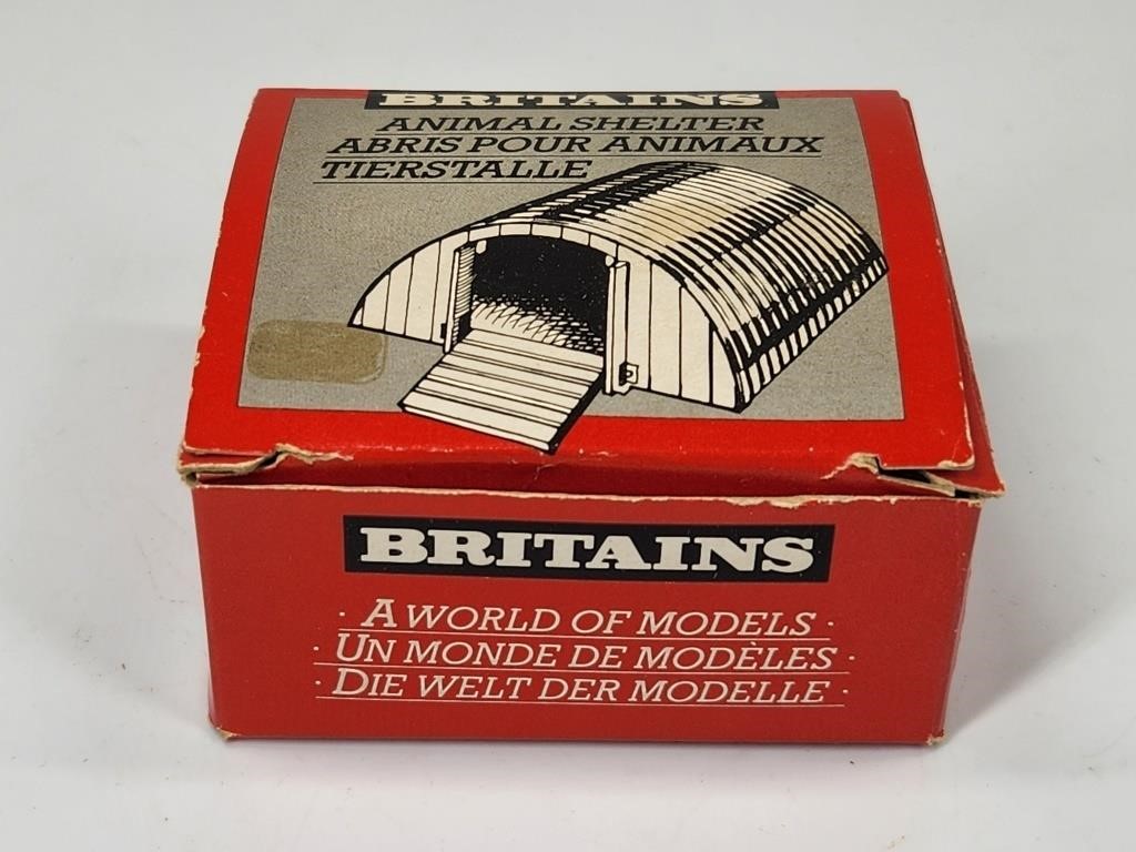 BRITAINS ANIMAL SHELTER IN BOX W/ VINTAGE SHEEP