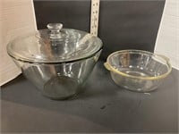 2 glass bowls 1 with lid