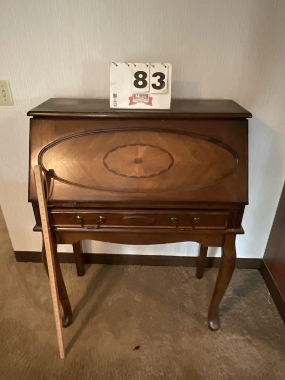Drop front style wood desk w/ single drawer