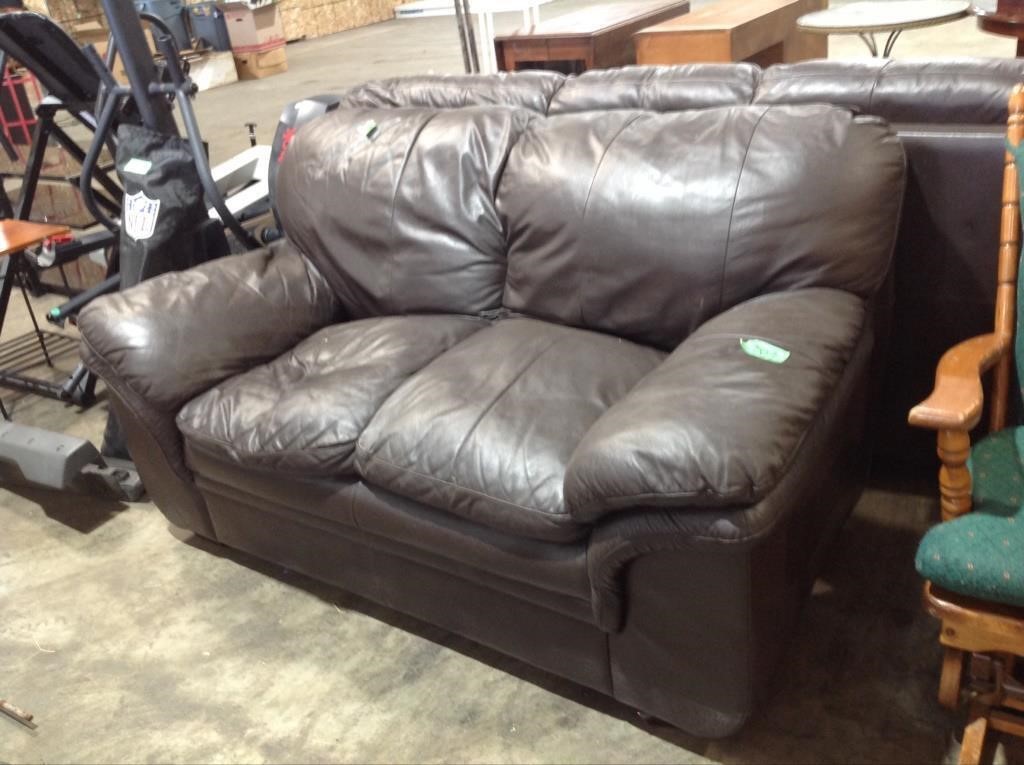 Leather love seat (lot 2801, 2809, 2812 match)