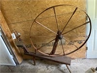 Large wool spinning wheel
