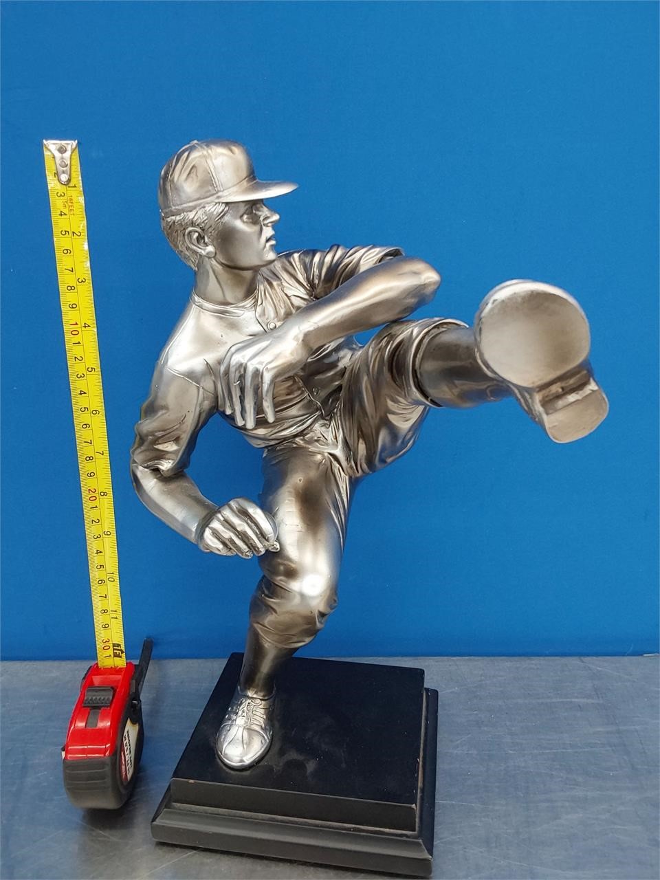 ~Baseball Pitcher Statue