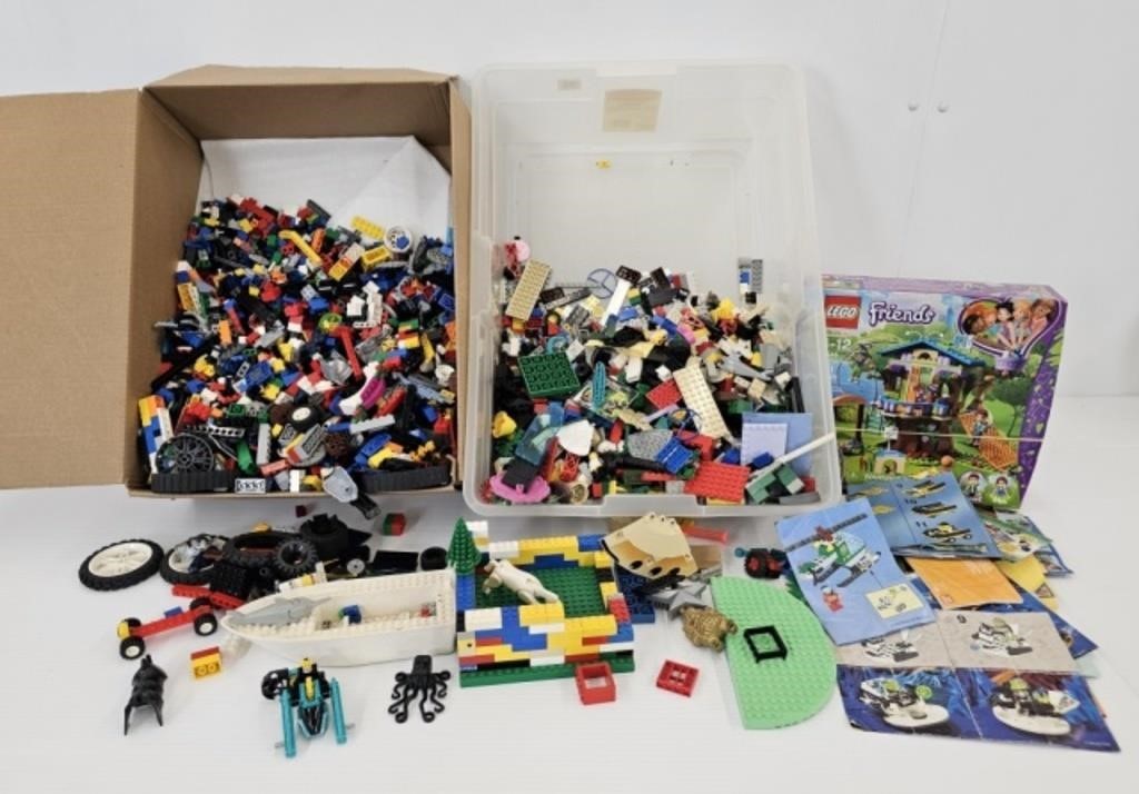 LARGE LOT OF ASSORTED LEGO PIECES