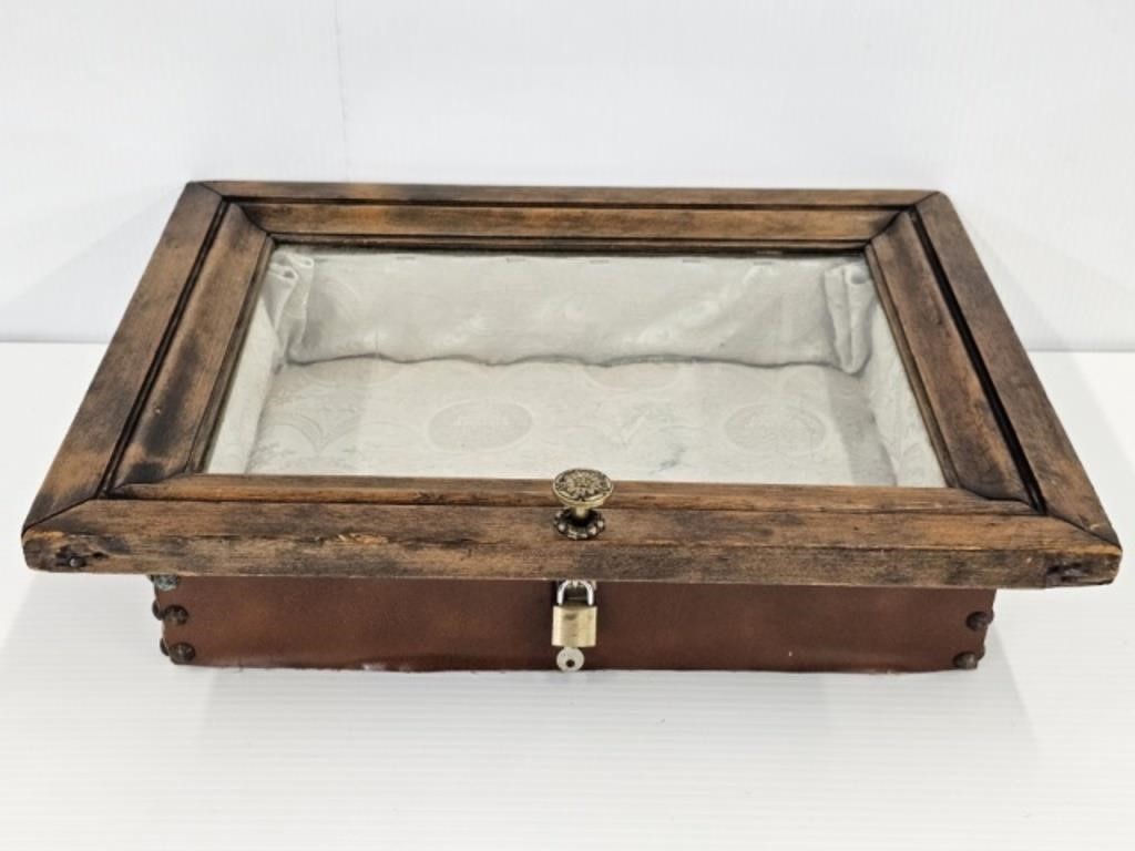 TABLETOP DISPLAY CASE WITH KEY- 18" X 14" TOP