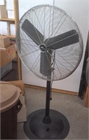 ADJUSTABLE HEIGHT AND SPEED COMMERCIAL FAN