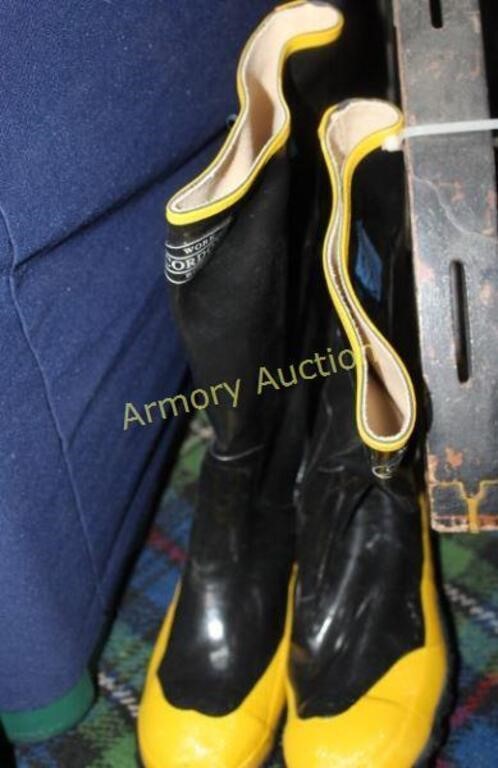 SIZE 8 RUBBER BOOTS