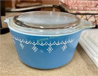 PYREX SNOWFLAKE CASSEROLE WITH LID