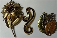 305 - LOT OF 3 BROOCHES (A13)