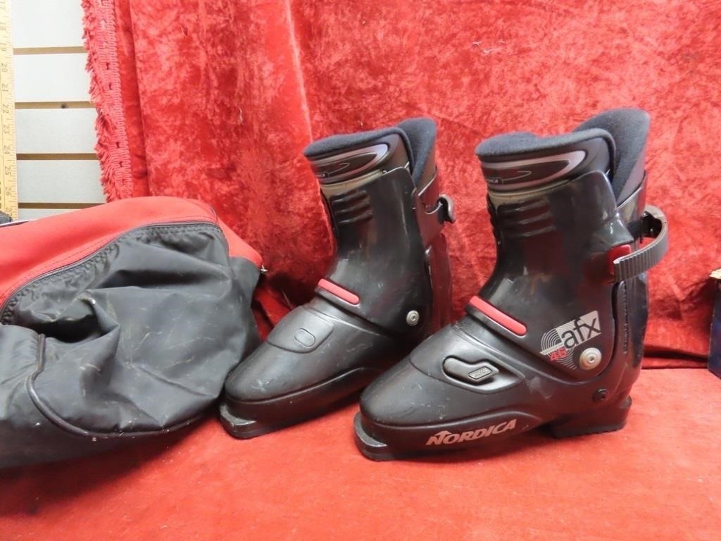 Nordica ski boots w/ bag. Size 28.0