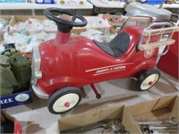 RADIO FLYER ALL METAL FIRE ENGINE RIDE ON