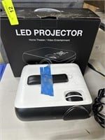 LED PROJECTOR W REMOTE