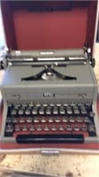 Royal Quiet Deluxe typewriter in case nice!