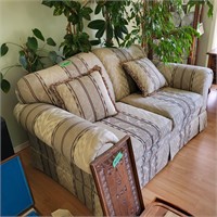M129 Lovely striped love seat w cushions