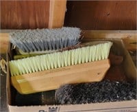 FLAT BOX OF ASSORTED BRUSHES