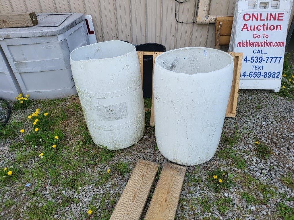 2 plastic drums