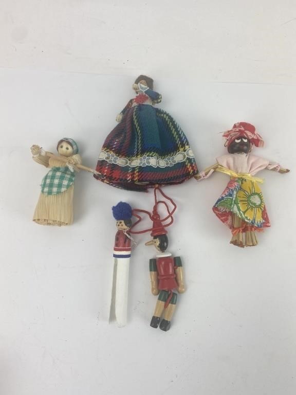 5 small dolls of cornhusks, straw, clothespins,