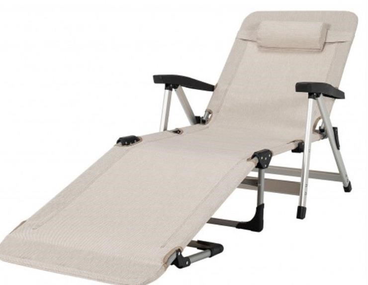 Retail$230 Folding Lounge Chair