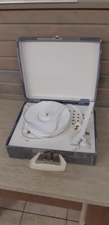 Working Record player with an extra needle