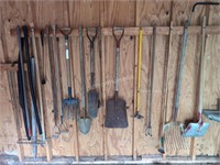 SELECTION OF GARDEN TOOLS