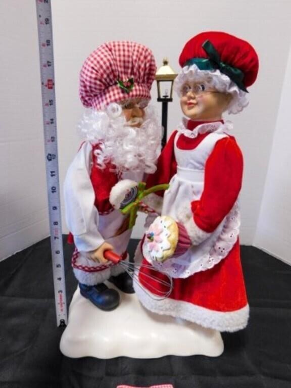 animated Mr. & Mrs. Claus statue