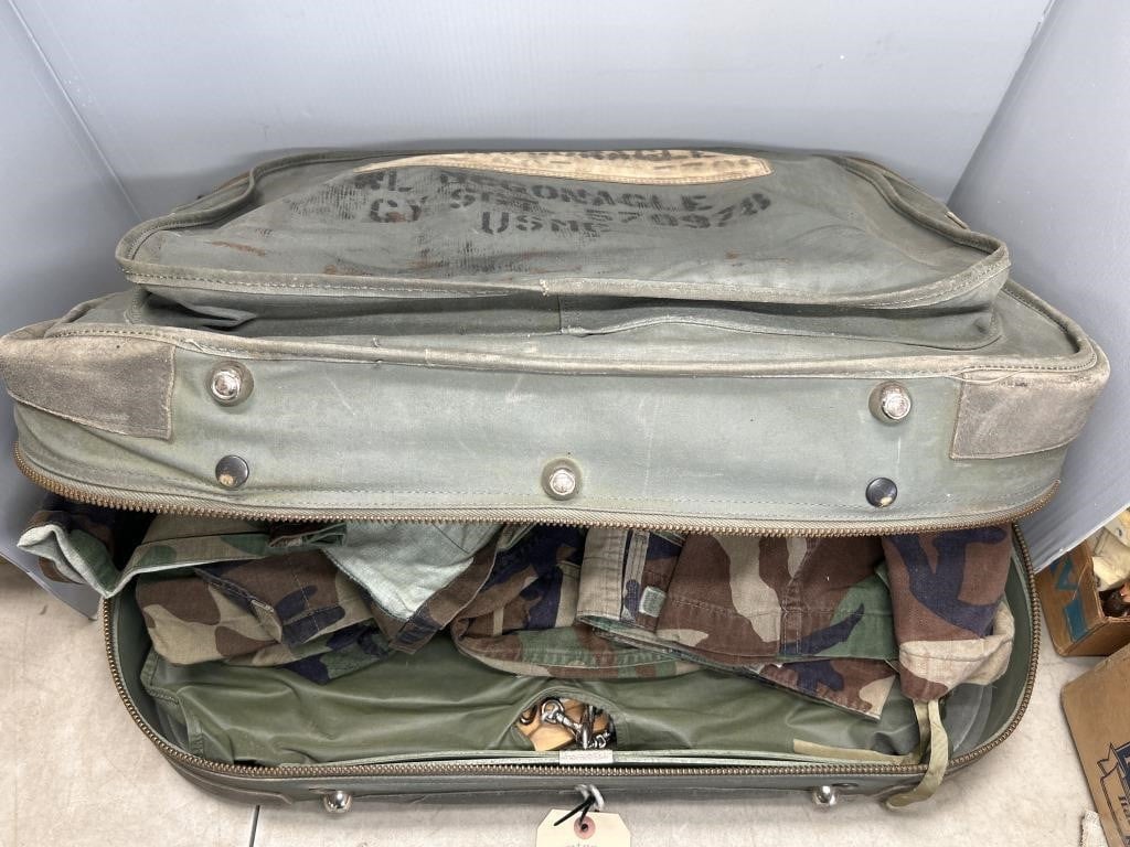 MILITARY CAMOFATIGUES WITH CARRY BAG