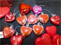 mesh wire heart basket w/heart ornaments & décor