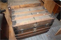 ANTIQUE STORAGE TRUNK WITH TRAY