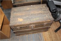 ANTIQUE STORAGE TRUNK WITH TRAY