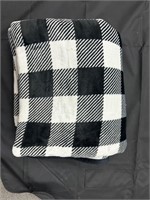 SM3889  Black and White Plush Blanket 56â€x69â€