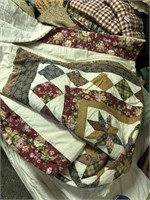 full size quilt not handmade, with 1 pillow sham